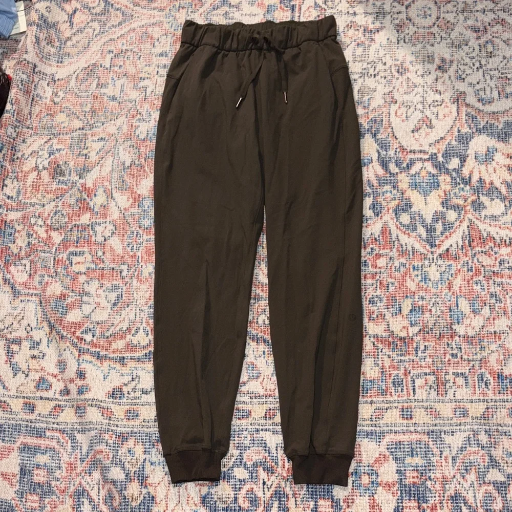 Lululemon On The Fly Jogger Luxtreme 25” in Dark Olive SZ 2 EUC - Picture 3 of 5